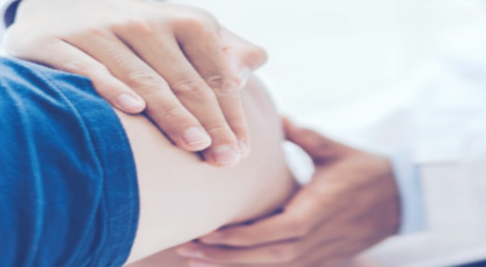 患者に寄り添う医師の手